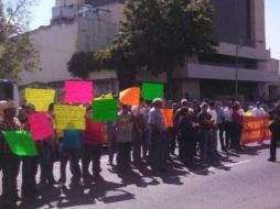 Un grupo de 100 productores de masa y tortilla se manifiestan en las instalaciones de la Secretaría de Economía.  /