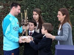 Lionel Messi, el premio Aldo Rovira, antes del entrenamiento matinal del equipo azulgranada. ESPECIAL /
