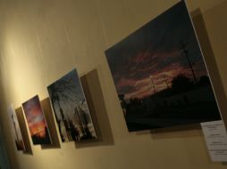 Por los pasillos de la presidencia reposan 37 fotos de 26 expositores.  /