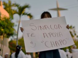 El mandatario sinaloense señala que ''no creíamos que fuera a haber marcha'', pero se logró a juntar un millar de personas. AFP /