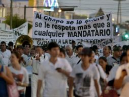 Los manifestaciones improvisaron una pista de baile con la tambora y tomaron las calles para consumir cervezas y jugar arrancones. AFP /