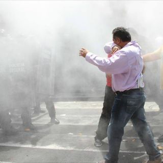 Maestros de la CNTE se enfrentan con policías en Morelia