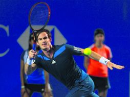 Andy Murray regresa una pelota durante el segundo set, en el cual se tuvo que emplear al máximo. AP /