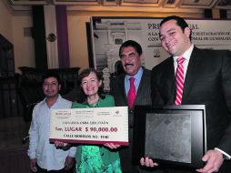 Primer lugar. María del Rayo Carothers Enríquez (de verde), propietaria de la obra.  /