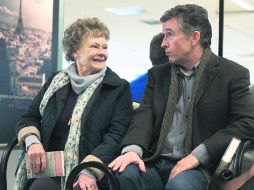 Escena en la que Philomena Lee (Judi Dench) y Martin Sixsmith (Steve Coogan) se encuentran en el aeropuerto para viajar a EU. AP /