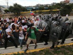 Los encuentros entre las fuerzas oficiales y los manifestantes no han cesado en Venezuela. AP /