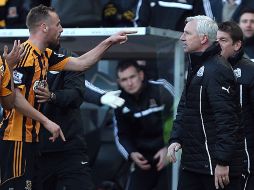 El técnico argumenta que tan sólo trató de empujar con la cabeza a Meyler. AP /