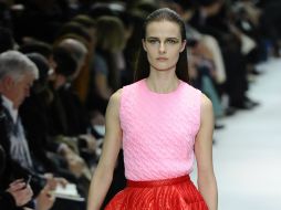 En la pasarela se pueden ver múltiples texturas y superposiciones en colores vivos y sólidos. AFP /