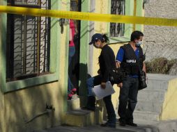 Los peritos forenses realizaban tareas en el interior del domicilio.  /