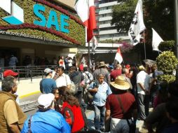 Los inconformes se reunieron frente a las instalaciones del SAE antes de iniciar la marcha. TOMADA DE @sme1914  /