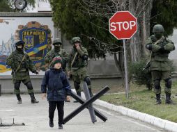 Putin niega que sus tropas estén rodeando a las tropas ucranianas en Crimea; son ''fuerzas locales de autodefensa'', asegura. AP /