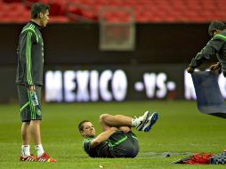 Javier Hernández (centro) espera con ánimo el partido ante las Águilas. MEXSPORT /
