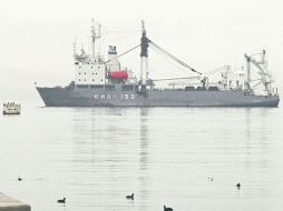 El barco de guerra ruso “KIL-158” bloquea la entrada de la base naval ucraniana en Sebastopol, en Crimea. EFE /