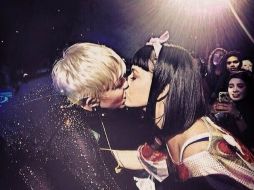 La intérprete de ''Roar'' acudió a un concierto de la ex Hanna Montana y así se saludaron. ESPECIAL /