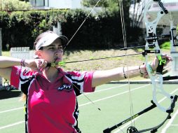 Bienvenida. Linda Ochoa llegó a Guadalajara ayer, luego de ganar el oro en Francia. AP /