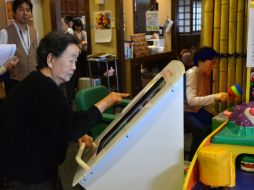 En este centro para adultos mayores, éstos se divierten con los aparatos que les permiten tener un buen momento. AFP /