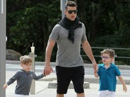 Ricky no se separa ni un momento de Mateo y Valentino, sus gemelos. Twitter: @Ricky_Martin. ESPECIAL /