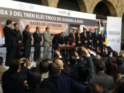 El titular de la SCT y el Gobernador de Jalisco firman las bases de la licitación de la Línea 3 del Tren Ligero. Foto: ‏@santosrizo82. ESPECIAL /