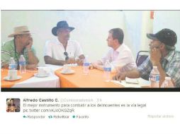 El comisionado Alfredo Castillo (tercero) dialoga con Estanislao Beltrán, José Mireles e Hipólito Mora. ESPECIAL /