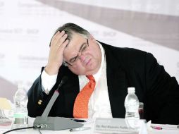 Agustín Carstens. Los especialistas del Banco de México consideran que la economía crecerá, pero a un menor ritmo.  /