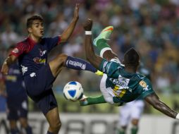 León tuvo la oportunidad de adelantarse en el marcador luego de que Fernando Navarro sufrió falta. MEXSPORT /