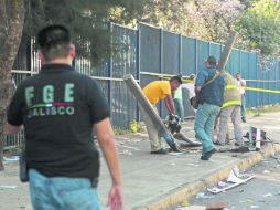 Ruinas. Personal forense y de la Fiscalía limpia la zona donde fueron atropellados los peatones, a metros de la entrada de la prepa 10.  /