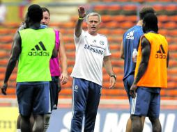 El técnico del Chelsea, José Mourinho (centro) apenas tuvo tiempo de trabajar por la Fecha FIFA. EFE /