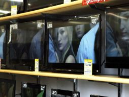 La SCT tiene planeado entregar televisores digitales gratuitamente a hogares de escasos recursos. ARCHIVO /