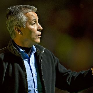 Sergio Bueno termina molesto con el arbitraje