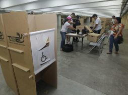 Los salvadoreños han acudido a las urnas de manera pacífica este domingo. EFE /