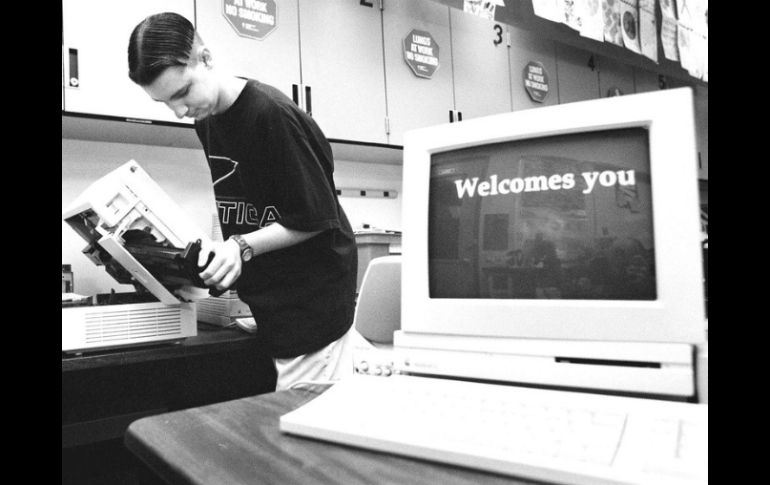 El 12 de marzo, Tim Berners publica su idea en un articulo, por lo que se considera el nacimiento de la web. ARCHIVO /