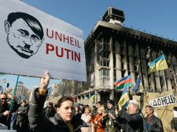 La gente en la ciudad continúa con las protestas contra el primer ministro ruso, Vladimir Putin. EFE /