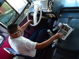 La suspensión de la tarifa de siete pesos será publicada hoy en el Periódico Oficial. En la imagen, un chofer acomoda sus monedas.  /