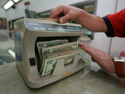 El dólar se adquiere a un mínimo de 12.95 pesos. ARCHIVO /