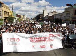 Los universitarios se manifestaron contra los malos manejos del transporte público en Jalisco.  /