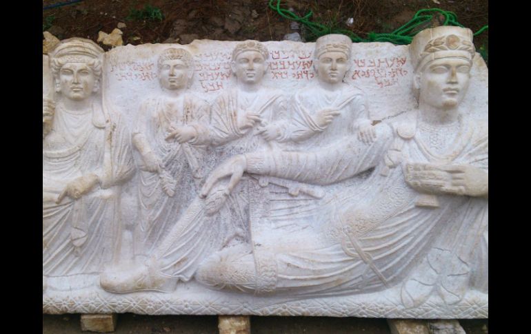 Se localizó una escultura funeraria de una familia con tres niños y varios fragmentos de columnas y de elementos decorativos. EFE /