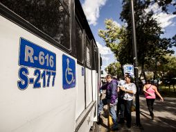 Algunos choferes aprovecharon la oportunidad de cobrar más cuando el pasajero no les pagaba exactamente los seis pesos.  /