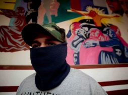 Jóvenes encapuchados cuidan las instalaciones y las calles de este municipio, para impedir que ingresen las autodefensas. SUN /