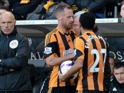 Este fue el hecho que protagonizó junto a David Mayler, del Hull. Twitter: @EPL_es. ESPECIAL /