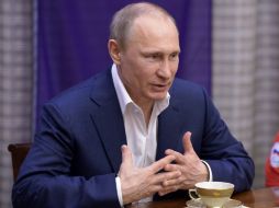 Desde su llegada a la presidencia hace 14 años y a pesar de sus decisiones, los rusos lo apoyan. AP /