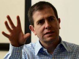 Alfredo Castillo se reúne con los líderes comunitarios tras las diversas acusaciones que se han hecho entre ellos. ARCHIVO /