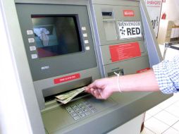 Se mantienen los servicios de banca por teléfono e Internet, así como la red de 36 mil cajeros automáticos. ARCHIVO /