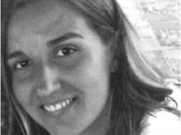 La autora se inspiró en sus padres quienes se conocieron compartiendo un paraguas bajo un aguacero en Galicia. EFE /