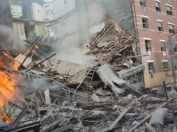 Las aceras en varias cuadras a la redonda quedaron cubiertas de vidrios, de ventanas y escaparates rotos por la onda. AP /