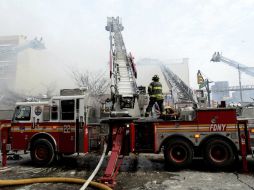 El departamento de bomberos ha desplazado medio centenar de unidades y más de 250 personas. EFE /