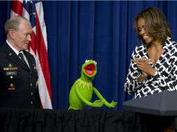 El general Martin Dempsey le dio su moneda por reto militar a un René honrado. AP /