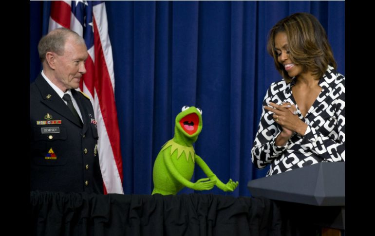 El general Martin Dempsey le dio su moneda por reto militar a un René honrado. AP /