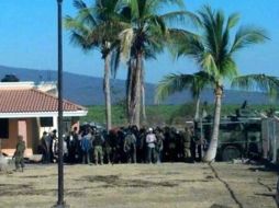 Militares reciben las armas y las colocan en una tanqueta de la Semar. SUN /