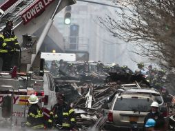 La explosión por una fuga de gas provocó el desplome de dos edificios y la muerte de tres personas. AP /