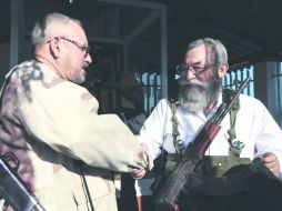 Hipólito Mora y Estanislao Beltrán se saludan en La Ruana.Ambos,junto a José Manuel Mireles,eran los voceros oficiales del movimiento. EFE /